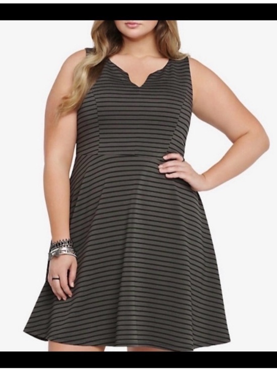 torrid Dresses & Skirts - Torrid Size 1 1X Grey And Black Textured Sleeveless Dress Fit And Flare Skater